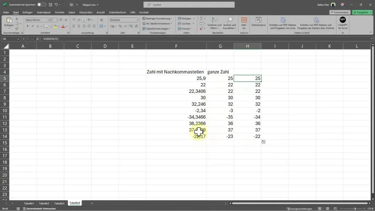 Excel zeigt Zahlen mit Nachkommastellen und die entsprechende ganze Zahl an. Die Funktion KÜRZEN rundet die Zahlen ab.