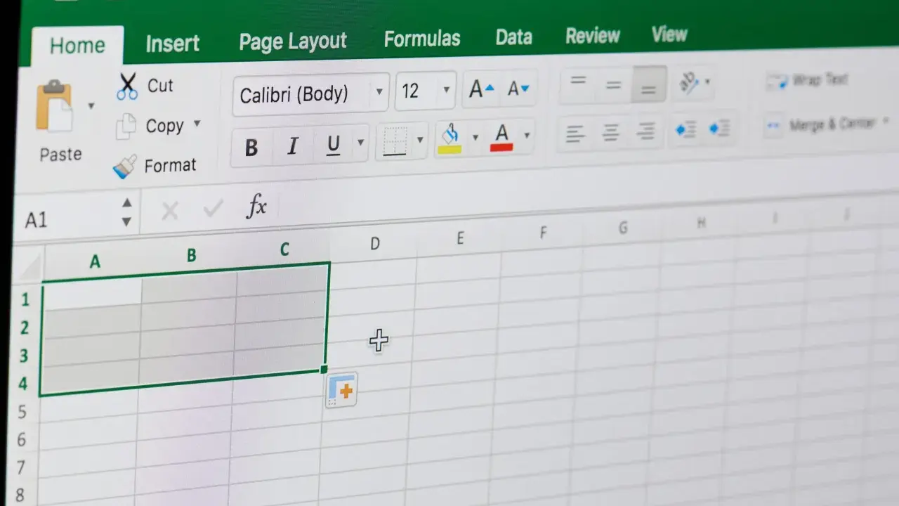Excel-Fenster mit Menüband. Hier kann man den excel blattschutz aufheben, indem man im Reiter "Überprüfen" die Option "Blatt schützen" deaktiviert.