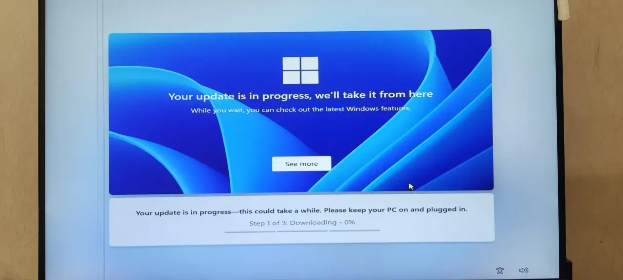Windows 11 installieren: Update läuft, 0% heruntergeladen. Geduld ist gefragt, während die neuesten Features geladen werden.