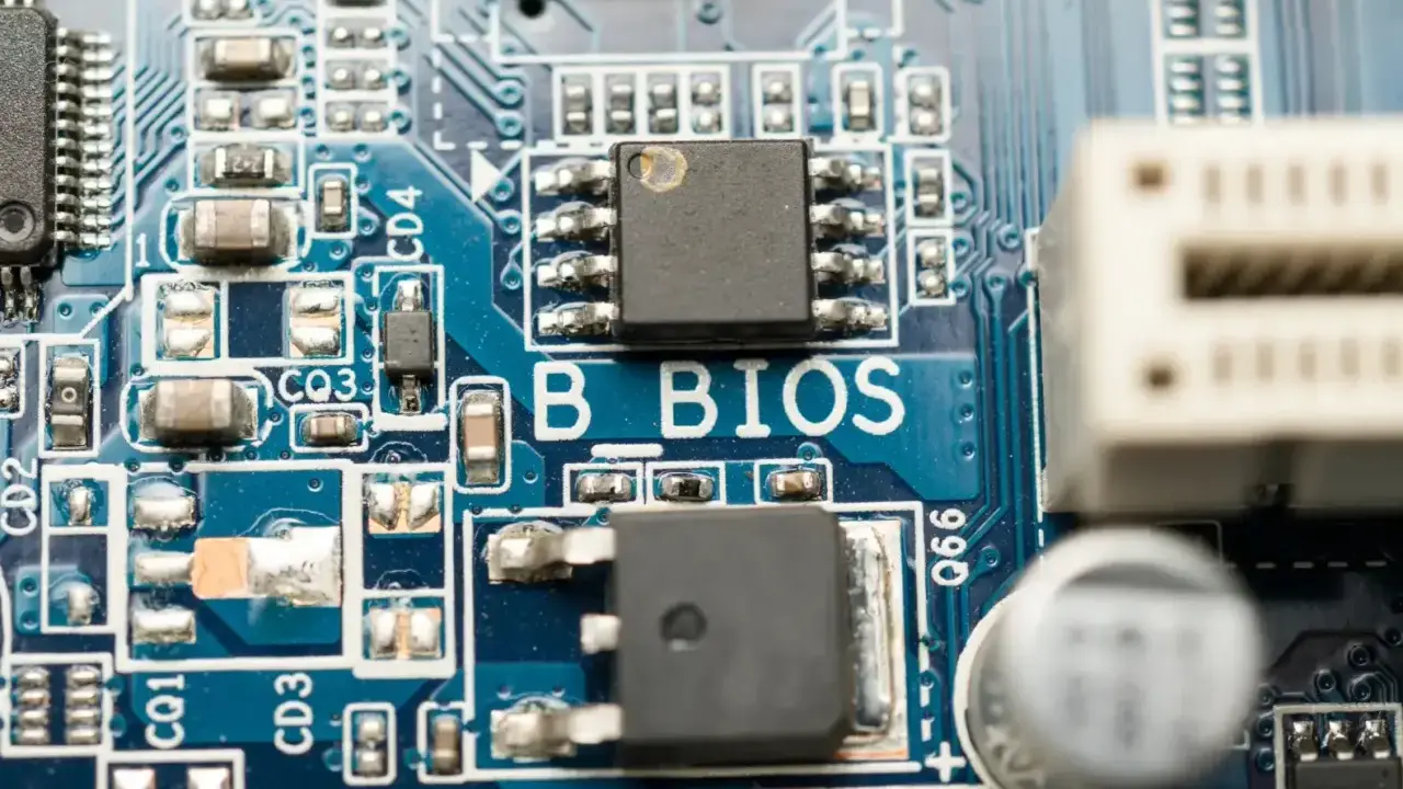 Nahaufnahme einer Hauptplatine mit der Aufschrift "BIOS". Hier kann man die BIOS-Version auslesen, cmd.