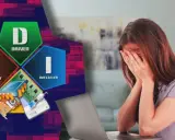 Verzweifelte Frau vor Laptop, während auf der linken Seite "DRIVER INSTALLER" und Computerteile zu sehen sind. Windows Treiber installieren kann frustrierend sein.