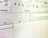Excel-Tabelle zeigt Zelle A1. Hier kann man den datum monat als zahl eingeben, um den Überblick zu behalten.