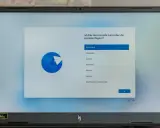 Einrichtung von Windows 11 ohne Microsoft-Konto: Auswahl der Region "Deutschland" auf einem Laptop.