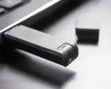 Ein USB-Stick wird in einen Laptop gesteckt, um einen Windows 10 USB-Stick zu erstellen.