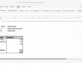 Excel: oberste Zeile fixieren. Im Menü "Ansicht" wird "Fenster einfrieren" ausgewählt, um die oberste Zeile der Tabelle festzuhalten.