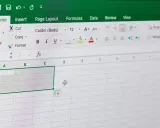 Excel-Fenster mit Menüband. Hier kann man den excel blattschutz aufheben, indem man im Reiter "Überprüfen" die Option "Blatt schützen" deaktiviert.