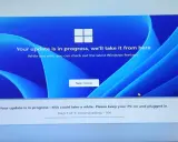 Windows 11 installieren: Update läuft, 0% heruntergeladen. Geduld ist gefragt, während die neuesten Features geladen werden.