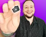 Ein Mann hält eine Windows-Taste hoch, um zu zeigen, wie man die Windows-Tastenkombinationen zum Entsperren des PCs nutzt.