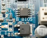 Nahaufnahme einer Hauptplatine mit der Aufschrift "BIOS". Hier kann man die BIOS-Version auslesen, cmd.