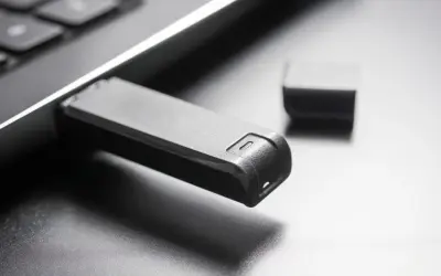 Ein USB-Stick wird in einen Laptop gesteckt, um einen Windows 10 USB-Stick zu erstellen.