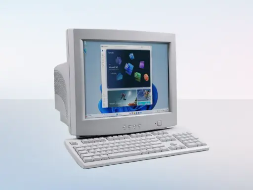 Ein alter Röhrenmonitor zeigt Windows 11. Die Installation von Windows 11 auf alten PCs ist möglich, aber nicht immer ratsam.