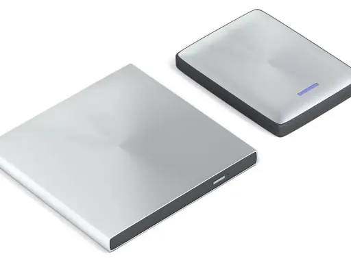 Zwei externe Festplatten, bereit für das Verschieben von Windows 11 auf eine andere Festplatte.