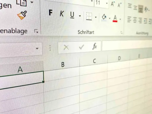 Excel-Tabelle zeigt Zelle A1. Hier kann man den datum monat als zahl eingeben, um den Überblick zu behalten.