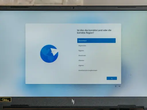 Einrichtung von Windows 11 ohne Microsoft-Konto: Auswahl der Region "Deutschland" auf einem Laptop.