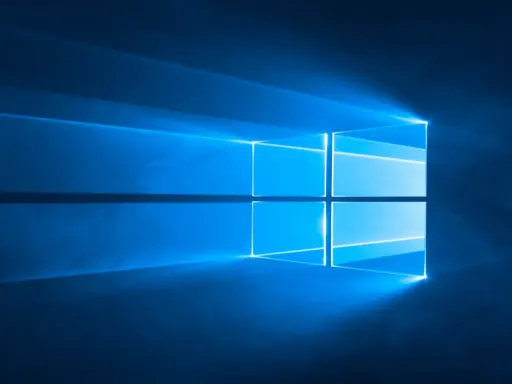 Das Windows 10 Logo leuchtet blau vor einem dunklen Hintergrund. Informiere dich über die Windows 10 Systemanforderungen.