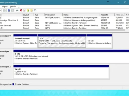 Datenträgerverwaltung zeigt, wie man eine Windows partition verkleinern kann. Die C:-Partition ist fast voll.