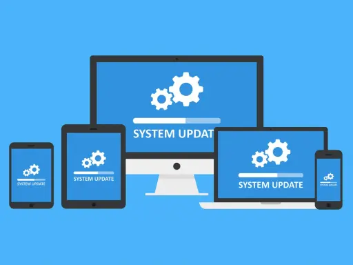 Mehrere Geräte zeigen "SYSTEM UPDATE" mit Zahnrädern und Fortschrittsbalken an. Ein winget upgrade ist im Gange.
