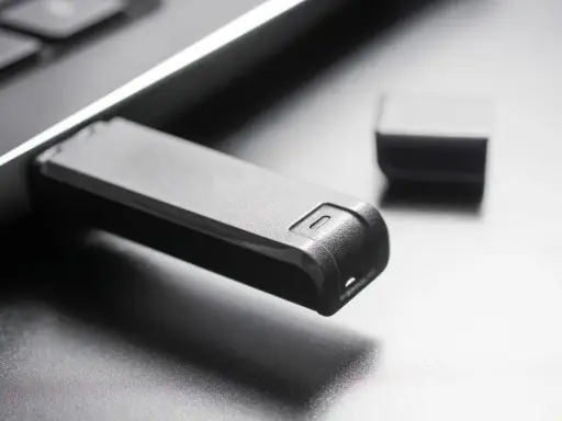 Ein USB-Stick wird in einen Laptop gesteckt, um einen Windows 10 USB-Stick zu erstellen.