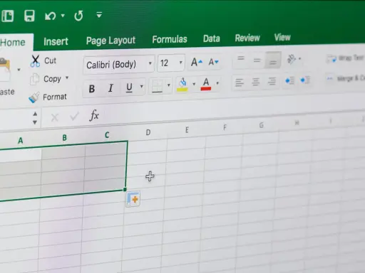 Excel-Fenster mit Menüband. Hier kann man den excel blattschutz aufheben, indem man im Reiter "Überprüfen" die Option "Blatt schützen" deaktiviert.