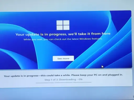 Windows 11 installieren: Update läuft, 0% heruntergeladen. Geduld ist gefragt, während die neuesten Features geladen werden.