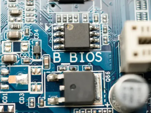 Nahaufnahme einer Hauptplatine mit der Aufschrift "BIOS". Hier kann man die BIOS-Version auslesen, cmd.