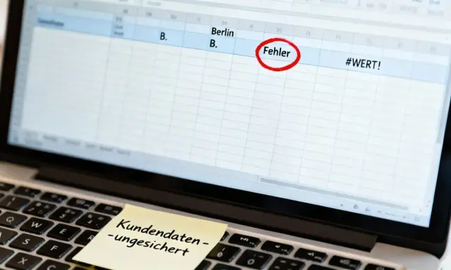 Laptop mit Excel-Tabelle, die einen Fehler markiert. Ein Haftnotiz warnt: "Kundendaten – ungesichert".