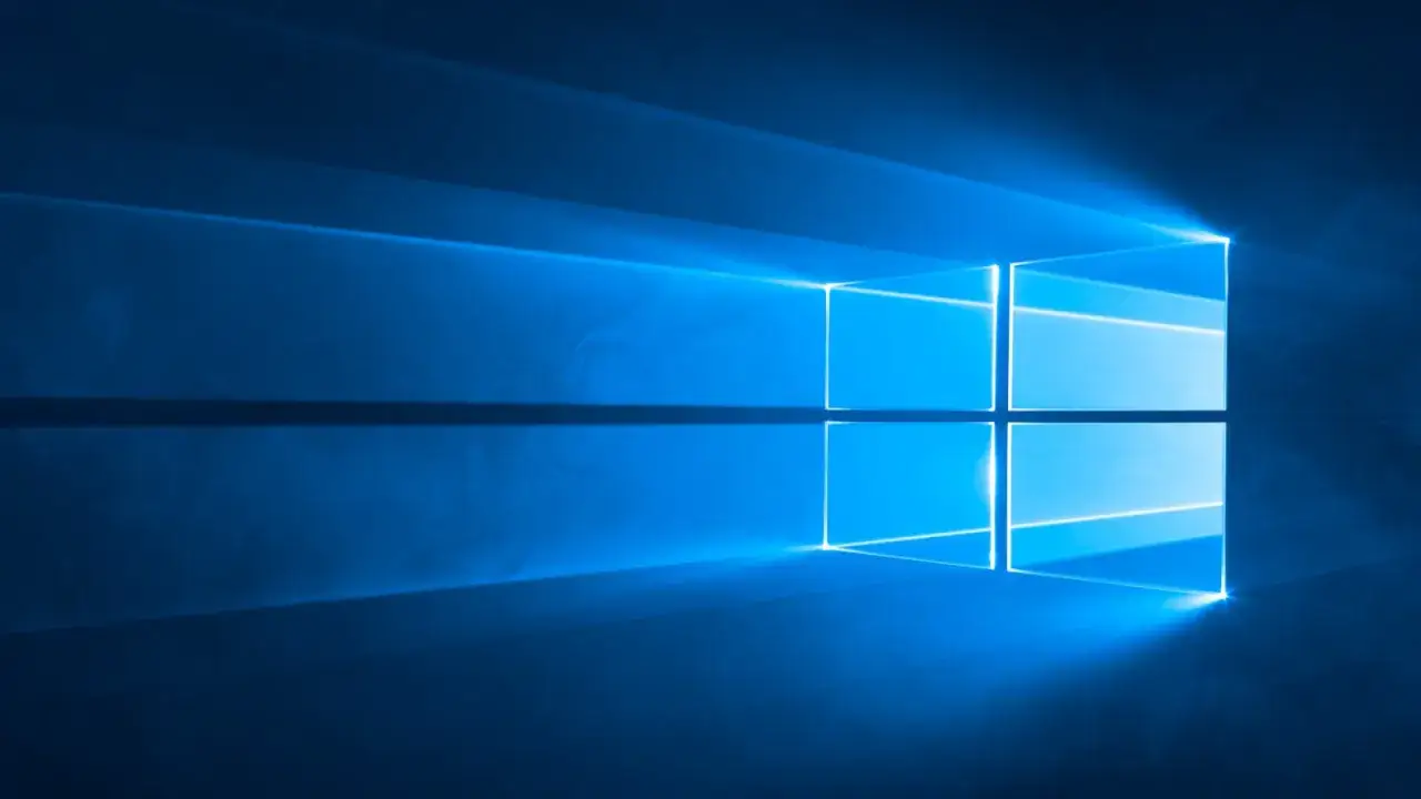Das Windows 10 Logo leuchtet blau auf einem dunklen Hintergrund. Informationen zu den Windows 10 Systemanforderungen sind hier nicht sichtbar.