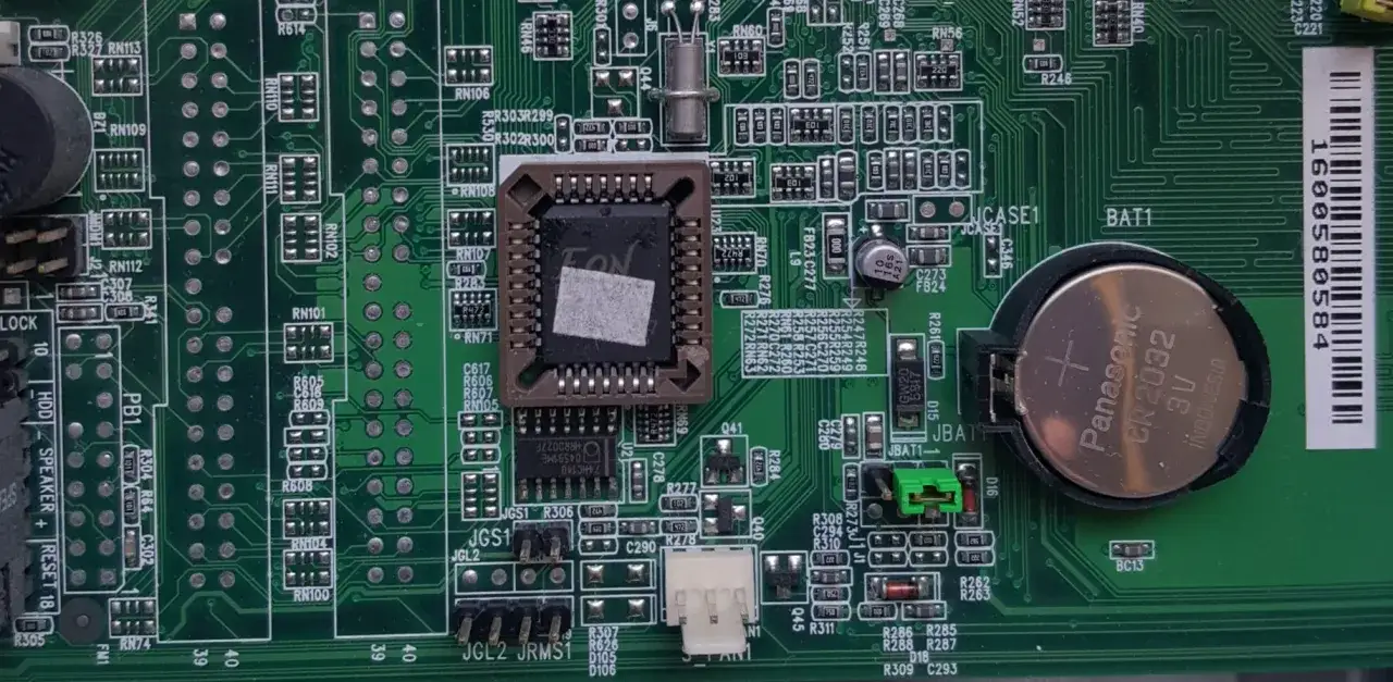 Auf der gr&uuml;nen Platine ist ein Chip zu sehen, der zur Anzeige der BIOS-Version dient.