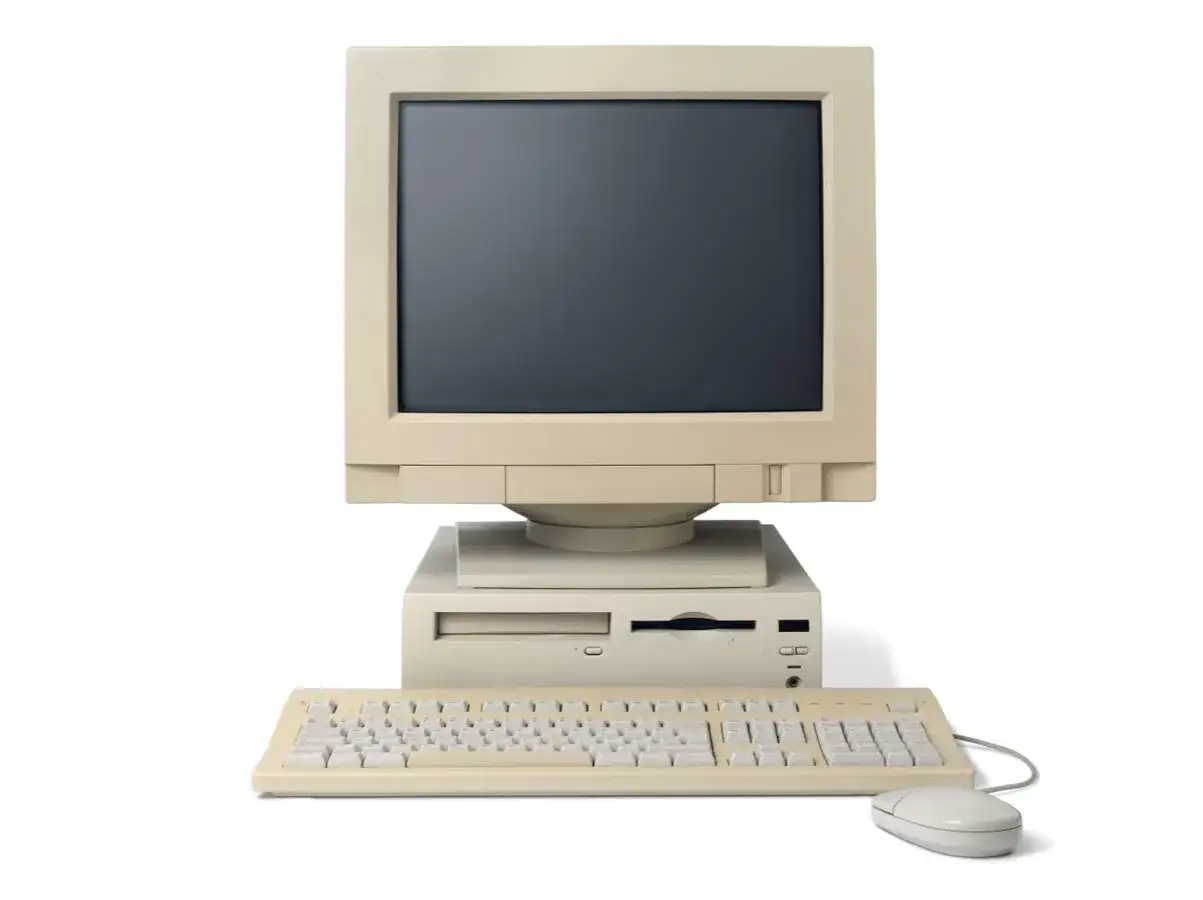 Ein alter PC mit Röhrenmonitor, Tastatur und Maus. Vielleicht eine Herausforderung, Windows 11 auf alten PC installieren?