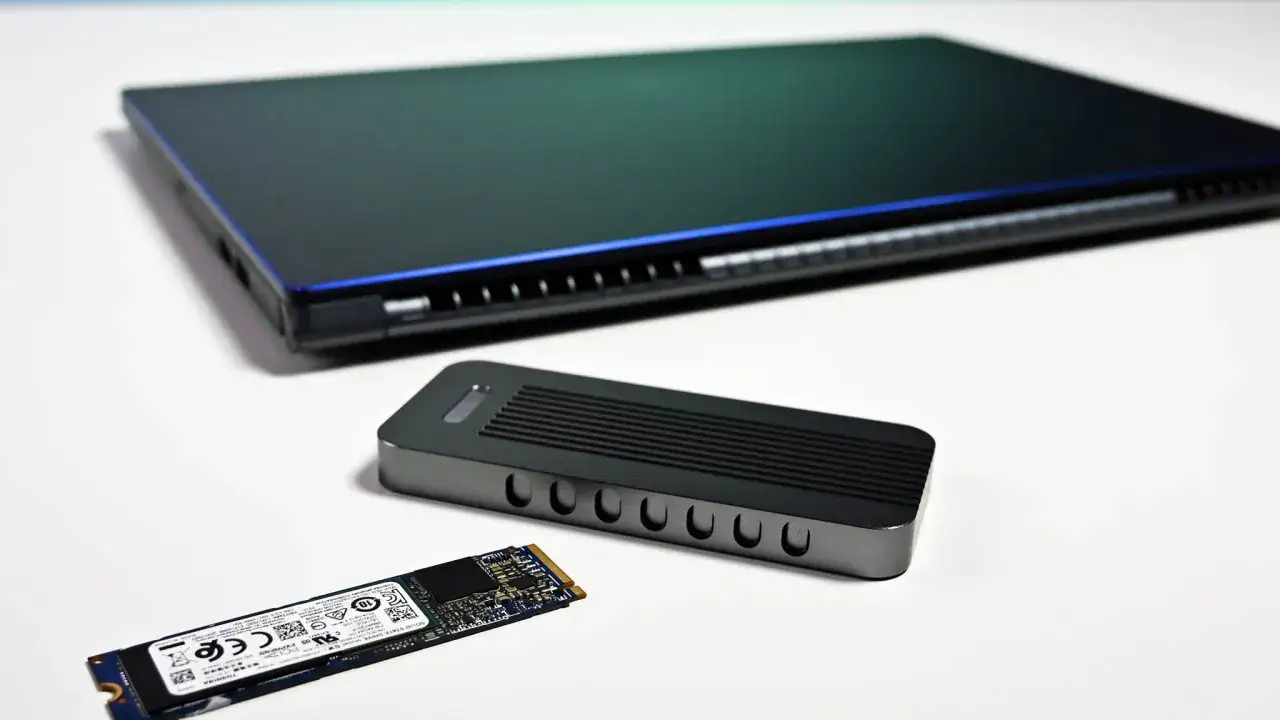 Laptop, SSD und externes Gehäuse bereit für die Installation von Windows auf externe Festplatte.