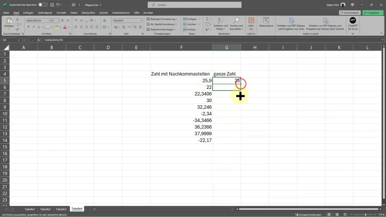 Excel-Tabelle zeigt die Funktion GANZZAHL, die Dezimalzahlen in ganze Zahlen umwandelt.