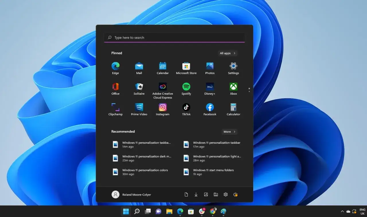Das Windows 11 Startmenü zeigt angepinnte Apps wie Edge, Mail und Office sowie empfohlene Dateien.