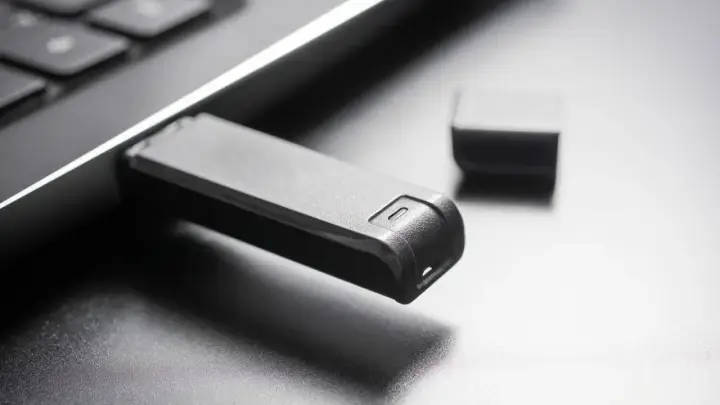Ein USB-Stick wird in einen Laptop gesteckt, um einen Windows 10 USB-Stick zu erstellen.